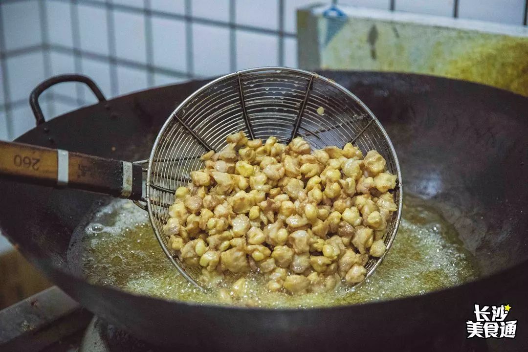 卤制牛腱子,卤水本身也是用牛棒骨,鸡架,筒子骨加上20几味中药熬制