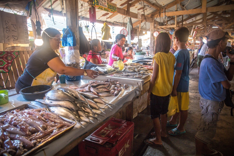 海鲜市场之旅：对华不善的菲律宾，却对中国游客说“你好”
