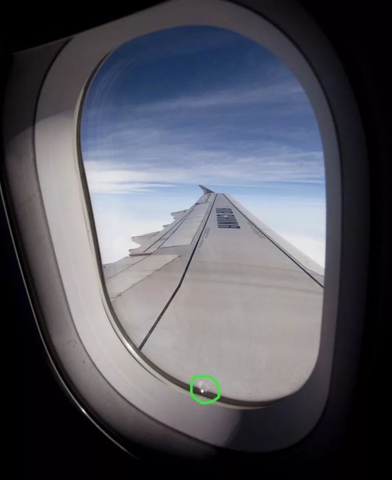 乘坐飞机坐靠窗的人,有没有注意窗户下方的 小洞呢?别紧张!