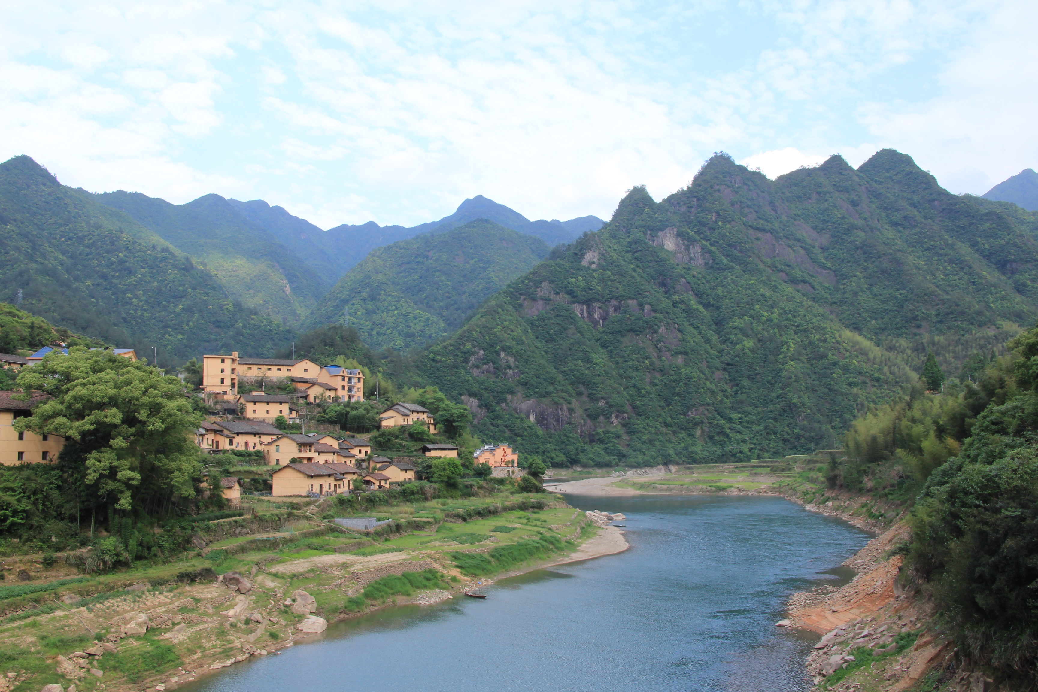 独山村位于浙江丽水遂昌县西南焦滩乡,地处九龙山麓乌溪江畔,距县