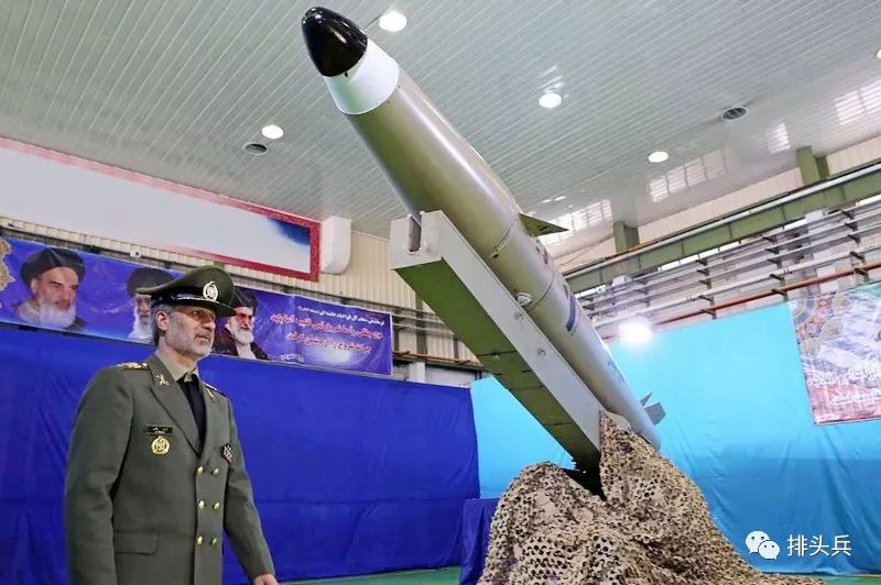 伊朗国防部长展示新一代"法塔赫莫宾"短程弹道导弹