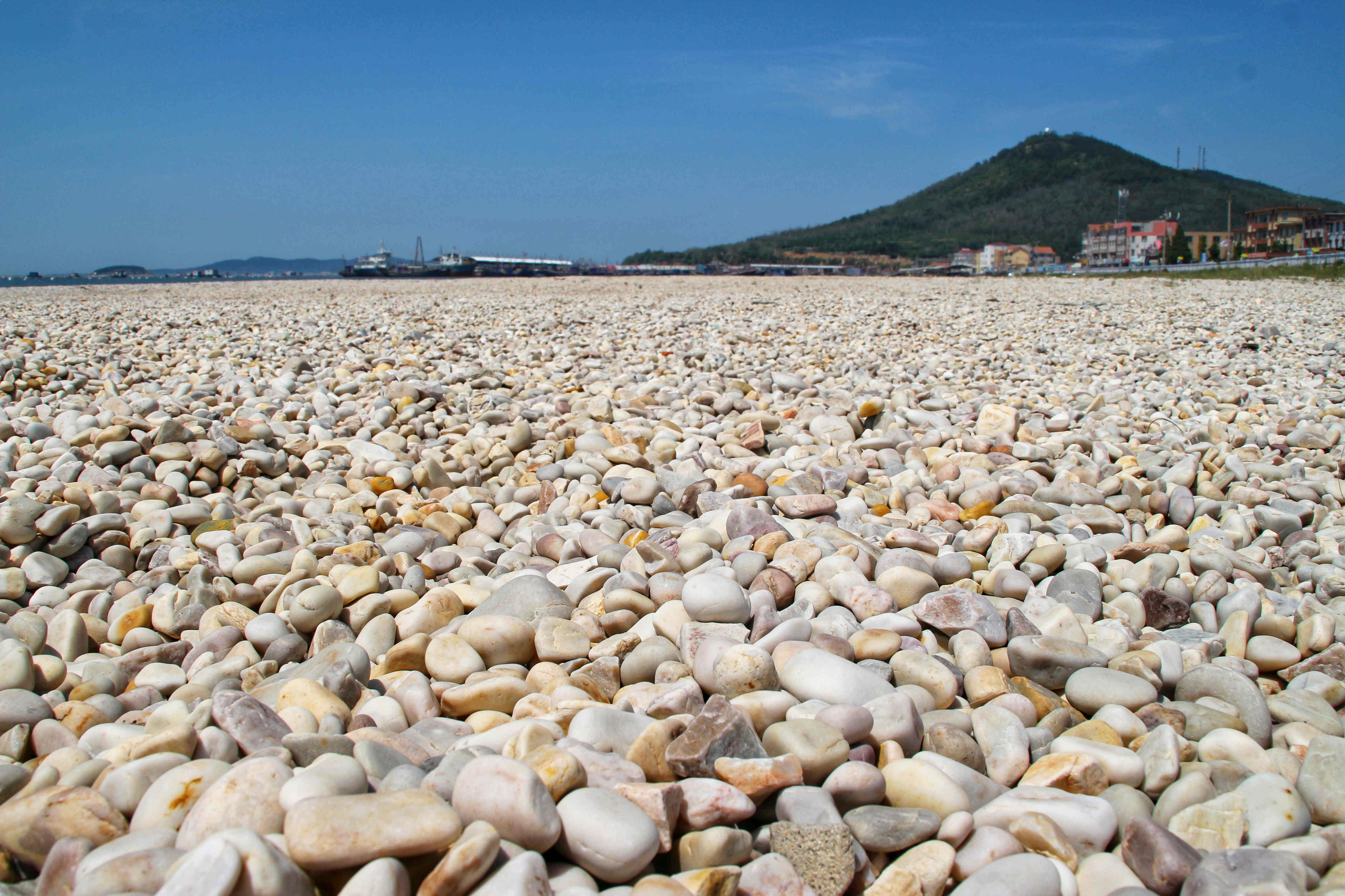 这座海岛周围没沙滩,海滩全是"球石"组成的球石滩_长岛