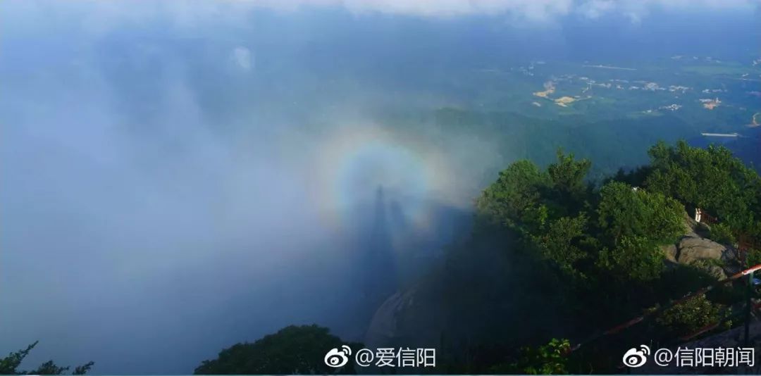 今天鸡公山上再现神奇的佛光