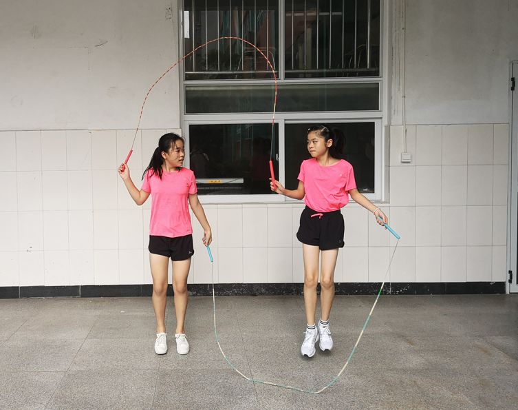 双人交互、个人花式、集体花样……最多六位同学参与这批小学生玩出了新花样！beat(图4)