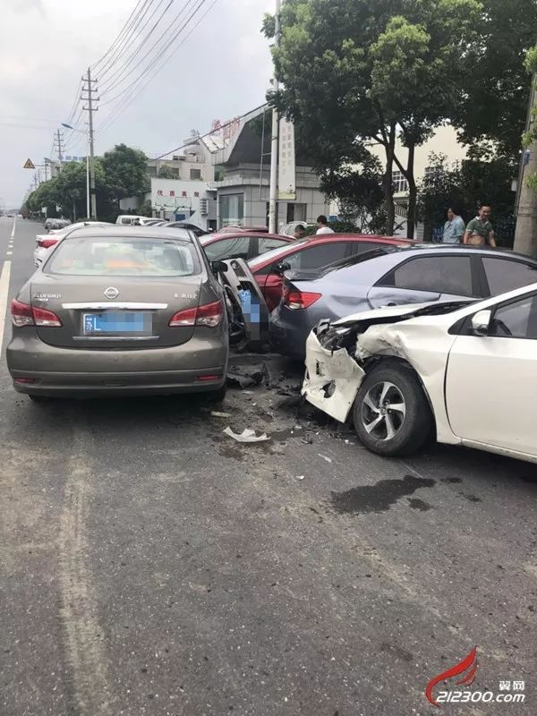 大白天的新桥一汽车连撞路边4辆车另一起车祸汽车180翻车