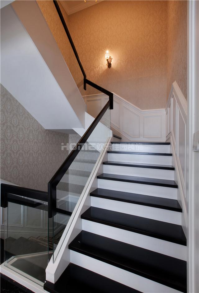 黑白琴键的楼梯设计给这个温馨的空间增加了轻松的时尚感▼