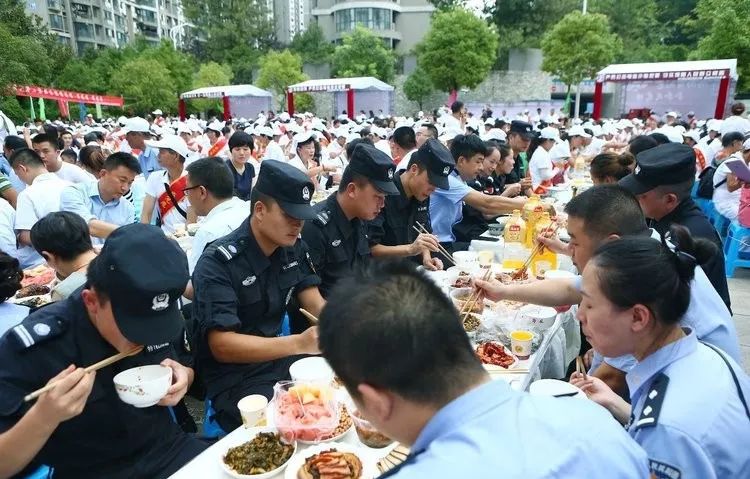 警察叔叔警察阿姨,回家吃饭啦!贵阳这场"家宴"感动了上千人!