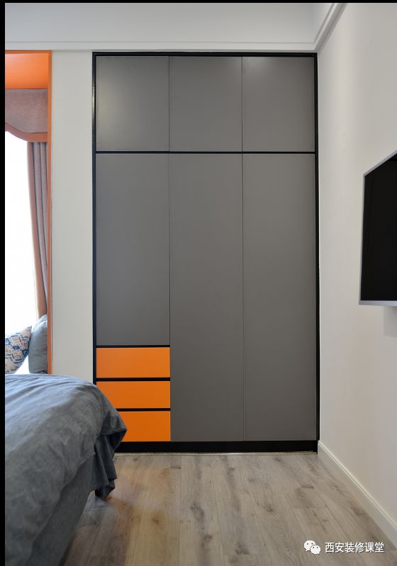 角落的高级灰衣柜,局部橘色撞色设计
