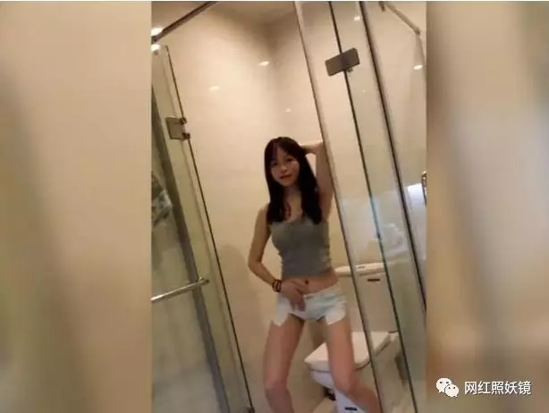 老板让女保姆当脱内衣_性感内衣女