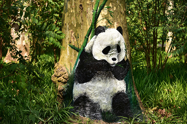 大熊猫,长颈鹿"以假乱真!上海共青森林公园首尝树体彩绘
