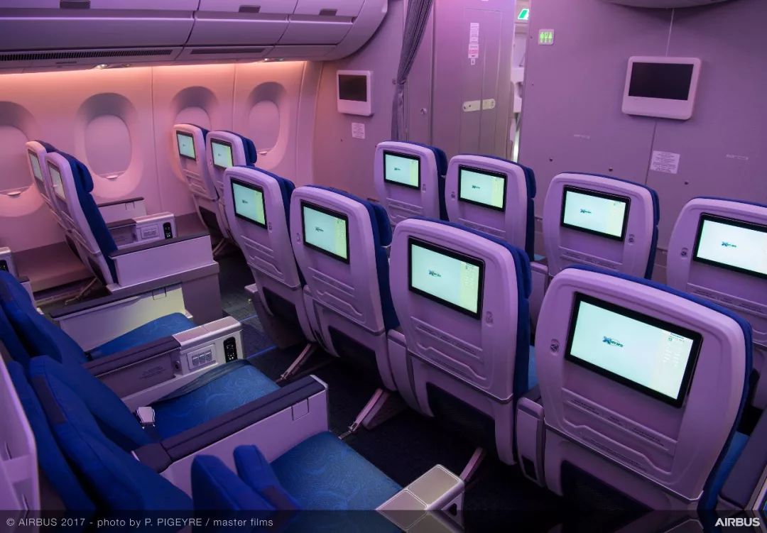 a350的每排座位都配备了空中客车家族面积最大的42*27厘米舷窗,喜欢