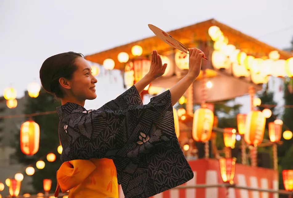 民俗上会众人聚集 跳一种名曰"盆踊"的舞蹈 日本人对盂兰盆节十分重视