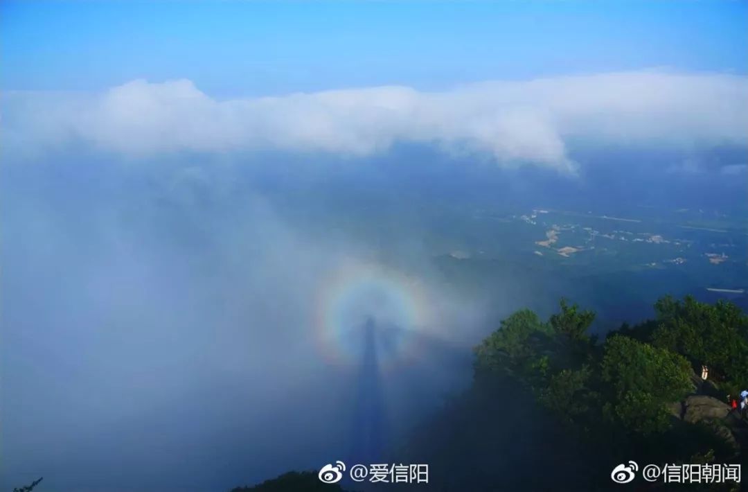 今天鸡公山上再现神奇的佛光