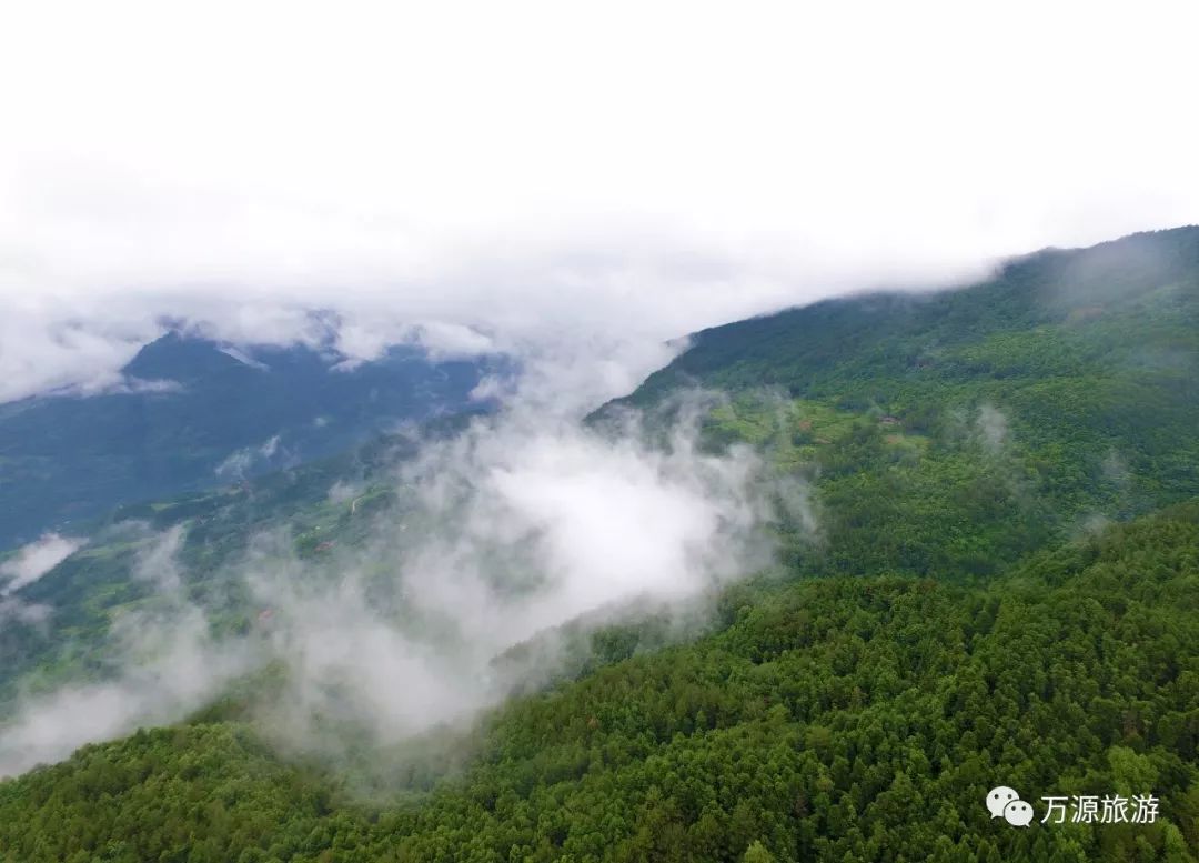 打开黑宝山森林康养度假西大门