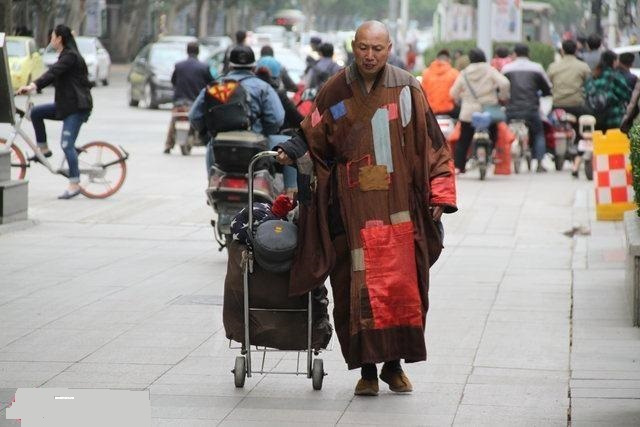 现实版苦行僧一路跪拜前行,这种修行方式是自虐还是灵魂洗礼