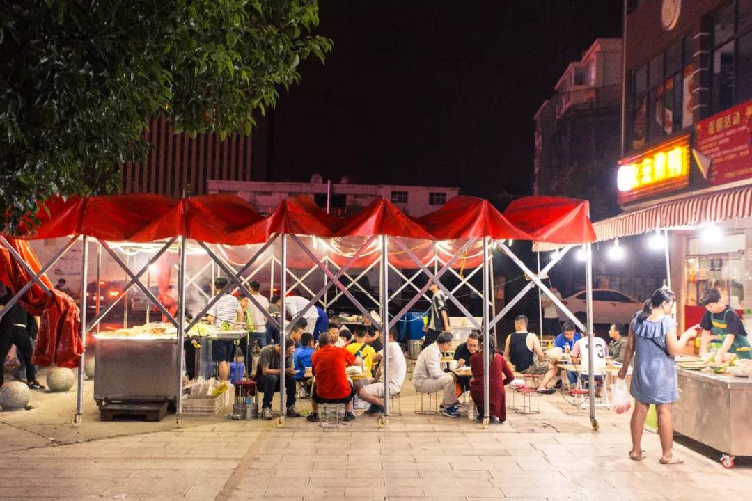 首页 家居风水 > 正文   第七街区背后,算是最早一批大学城的夜市.