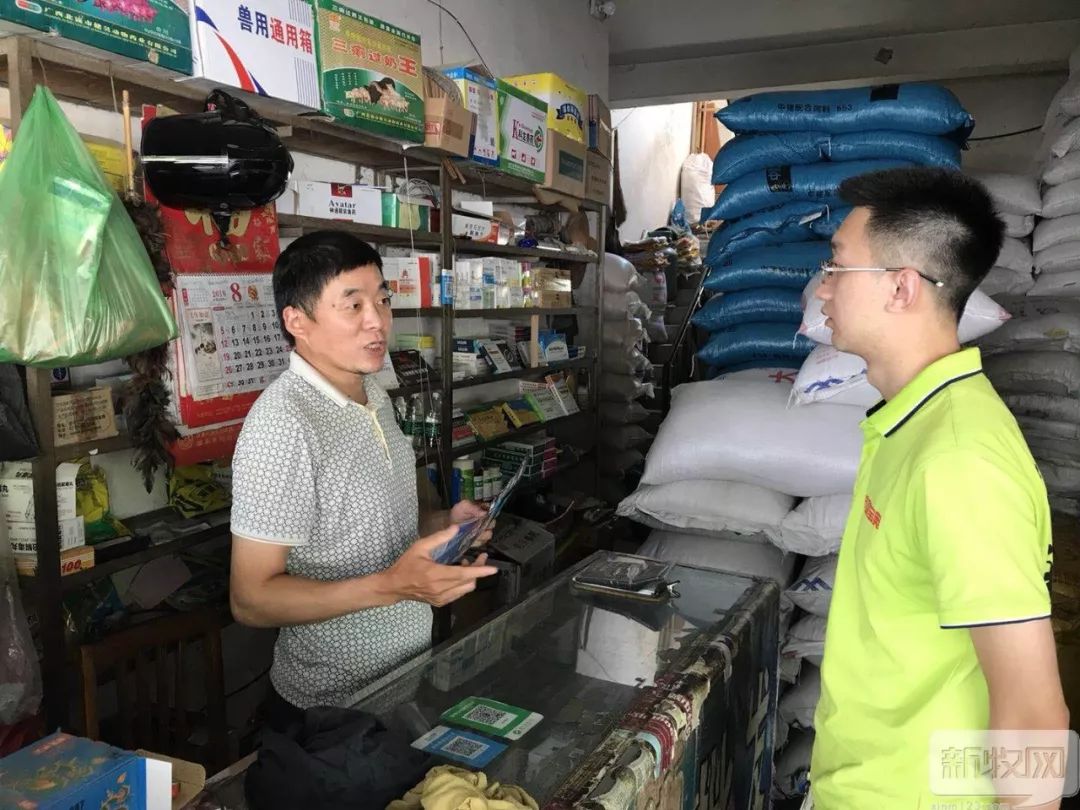 记者与饲料店老板交流