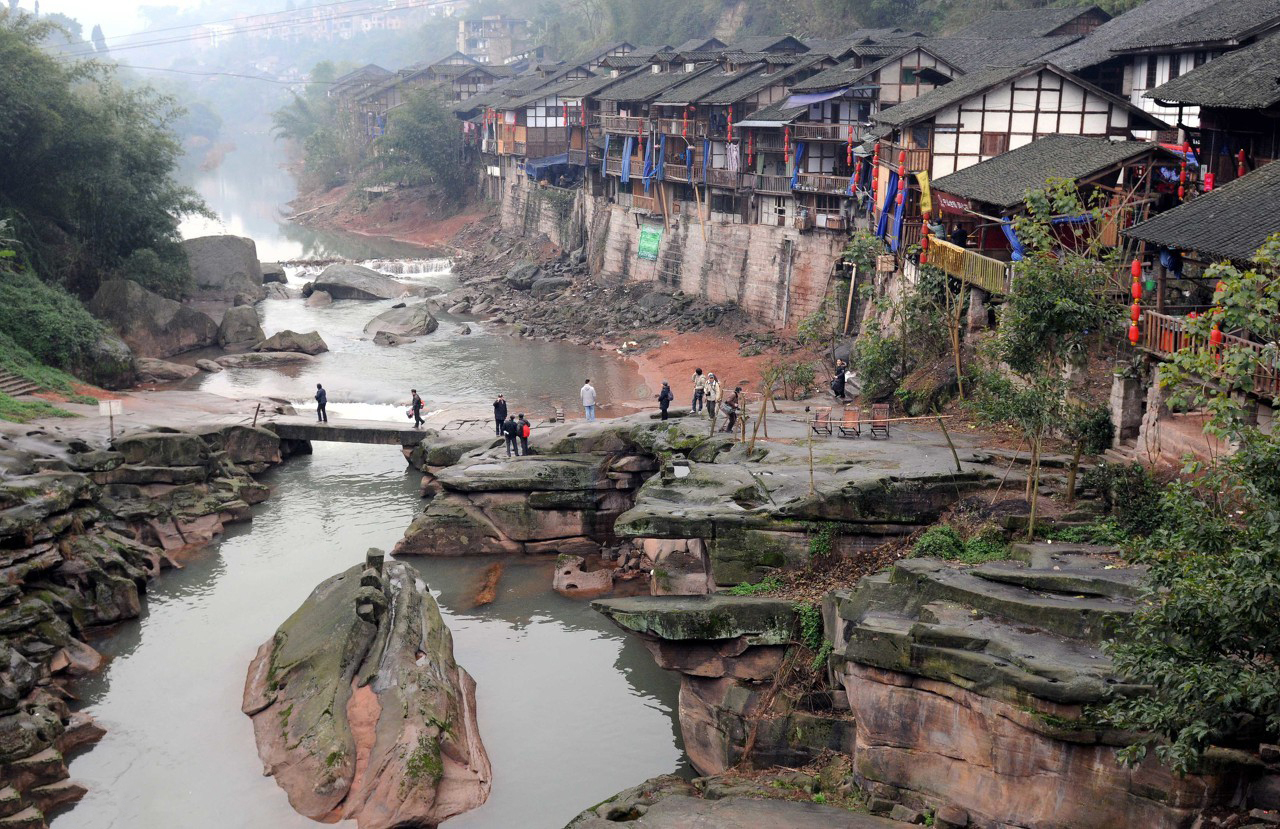 中山古镇俗称三合场,又名龙洞场,位于重庆市江津区南部的笋溪河畔.