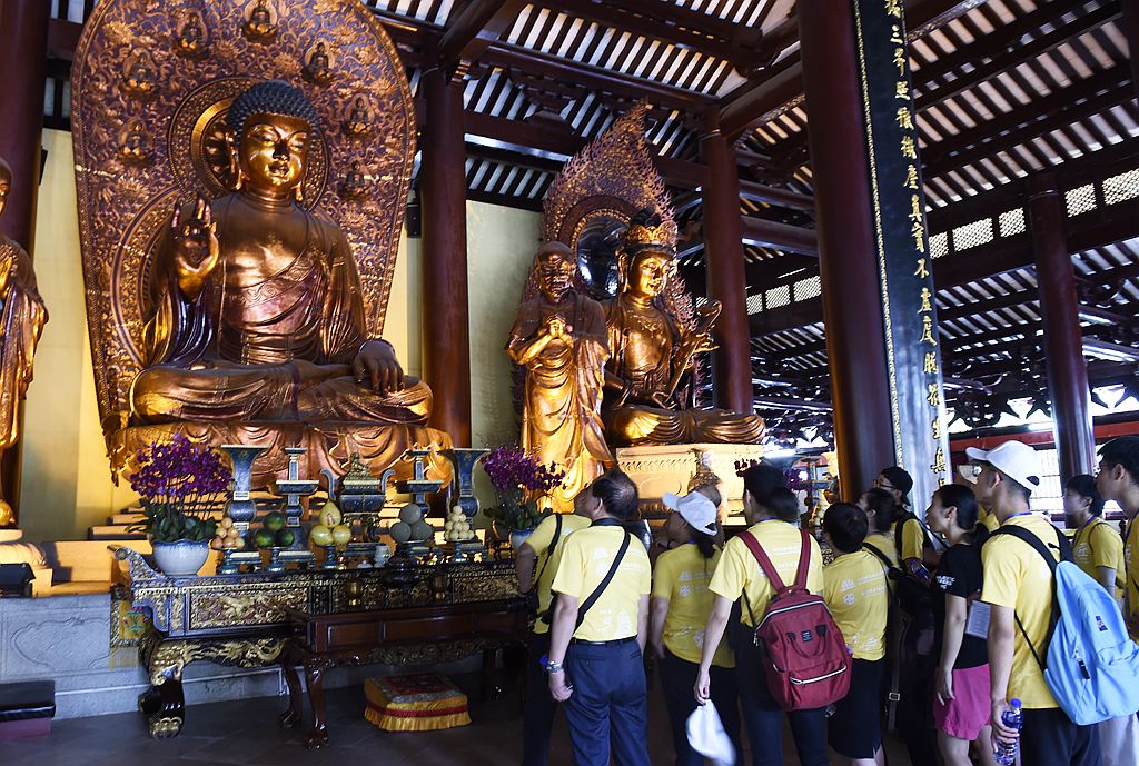 在法雨法师的引领下,参访团参观了光孝寺山门,天王殿,大雄宝殿等各处