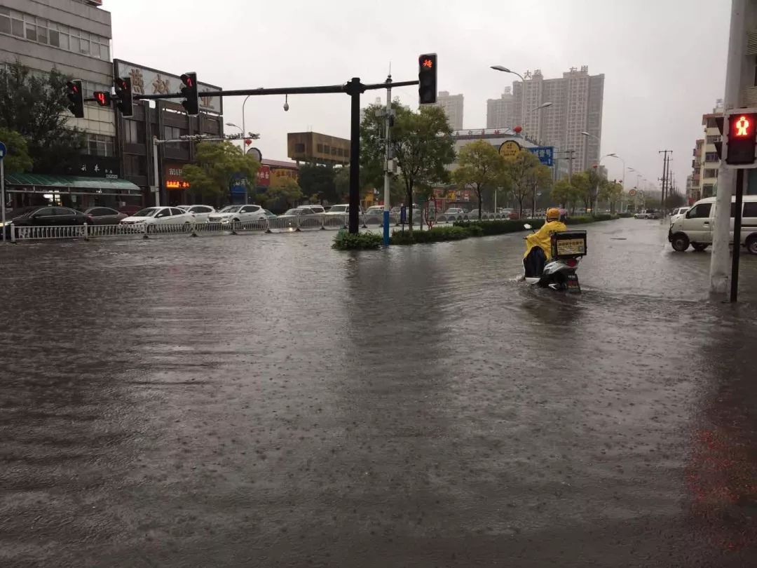 致敬大雨滂沱中的那些美丽身影……_暴雨