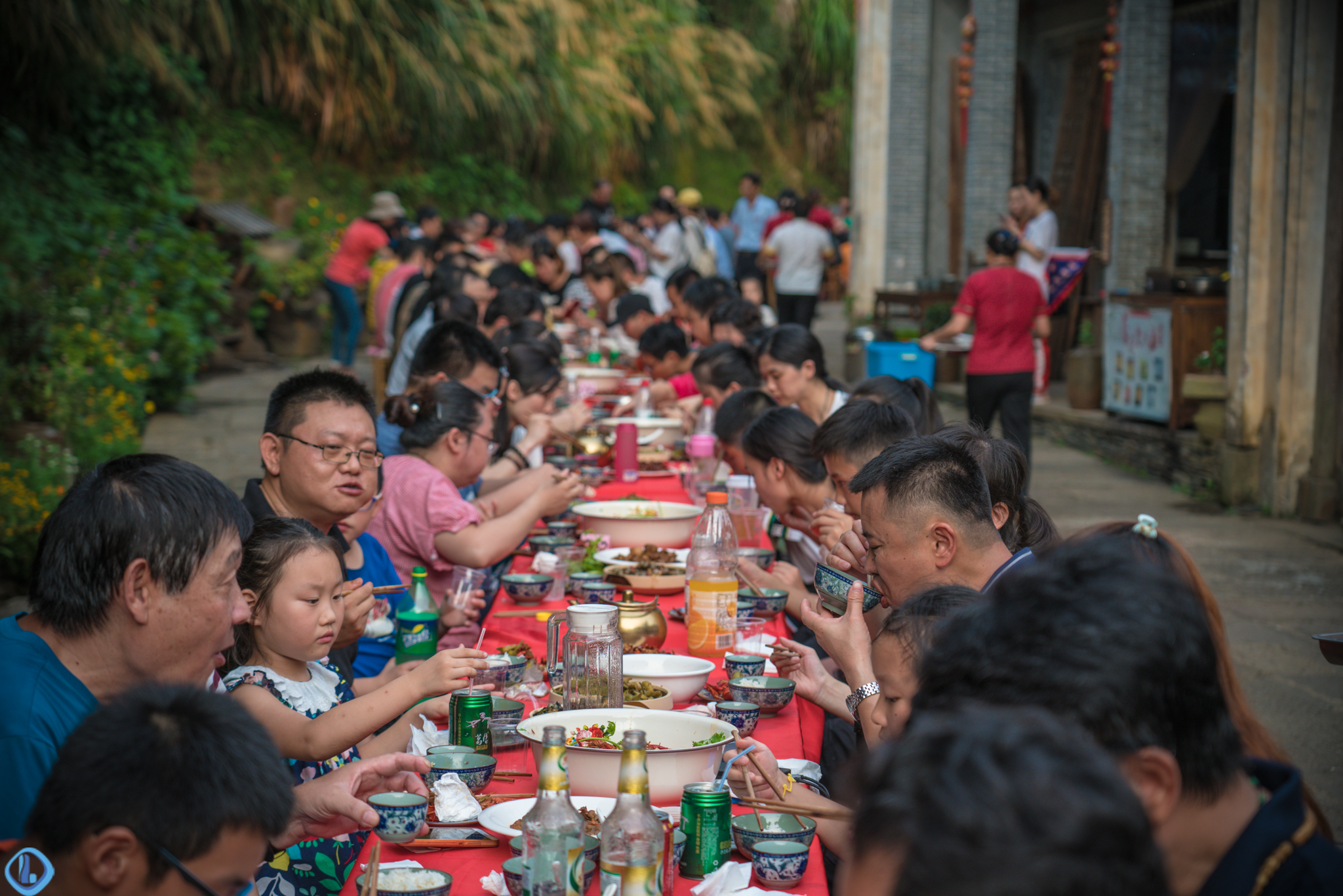 村民自摆60桌长街宴过节 荤素搭配16道菜|长街|村民|哈尼族_新浪新闻