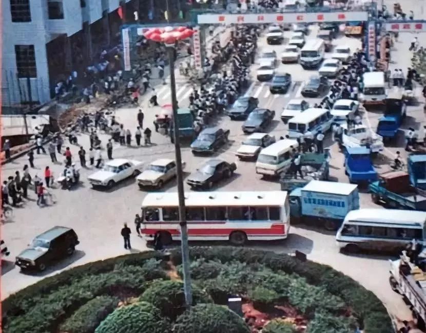 90年代的红星路转盘 那时候的城市,都没有红绿灯.