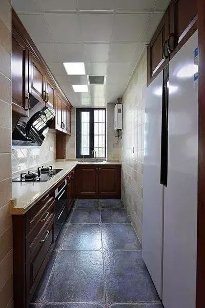 l字形的橱柜,双门大冰箱则嵌入墙体,最大化的扩大厨房的过道.