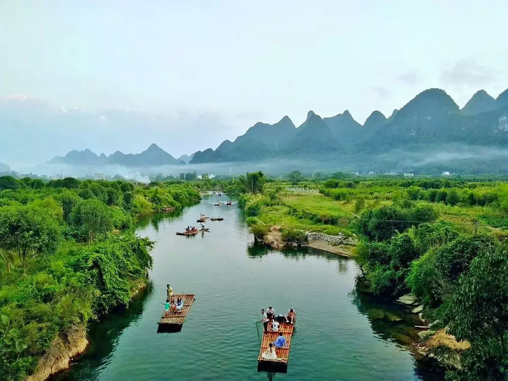 是漓江的一条支流,水又清又浅,每一个来遇龙河的人都喜欢乘竹筏漂流