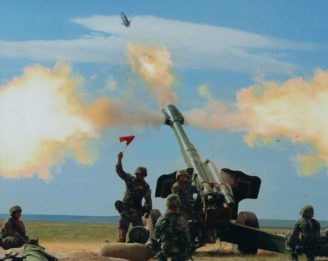 解放军继续用152加榴炮,弃用130加农炮,却不是因为杀伤力