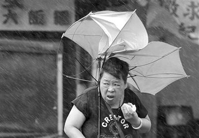 在加上下大雨,拿着伞前进!前进!