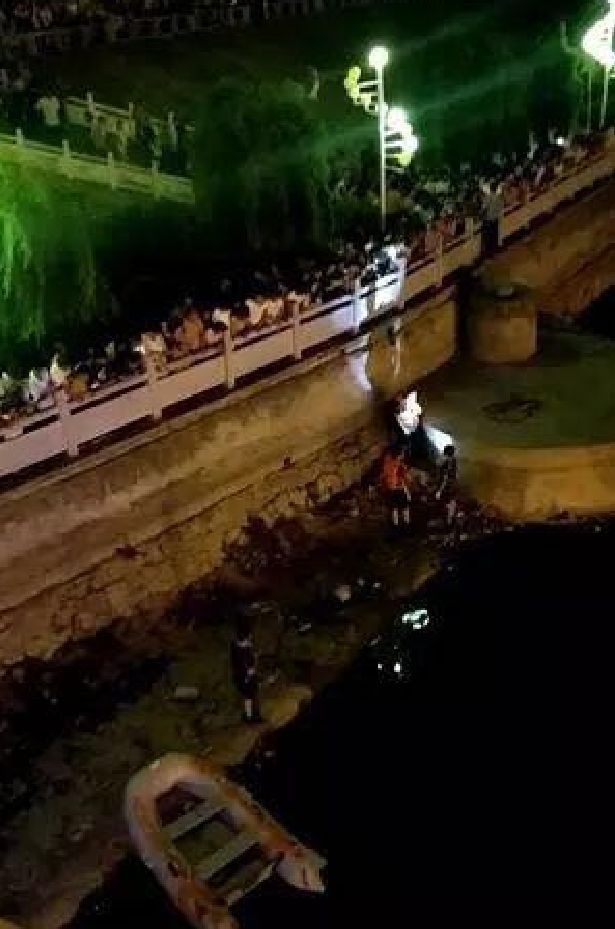(视频 多图)昨晚,淅川一桥有人跳河!冲动是魔鬼啊!