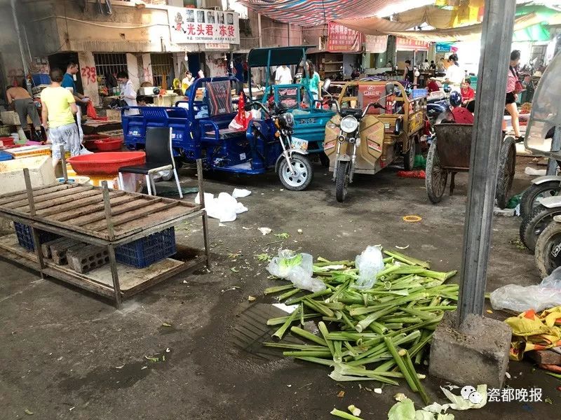 从店招的一头延伸至市场内顶部的架子上