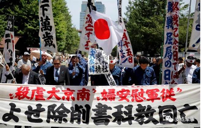 日本右翼团体在靖国神社怒吼,要安倍政府废除写入"南京大屠杀,慰安妇"