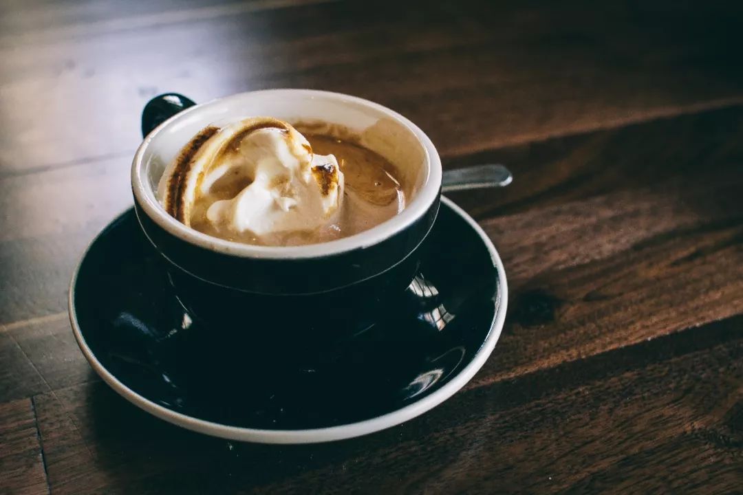 一个 shot 的意式浓缩咖啡倒在一球香草冰淇淋上,这就是"阿芙佳朵"