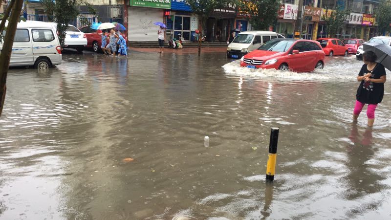 暴雨发威!视频实拍烟台这些地方下成了河,车都飘起来了