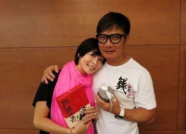 同是53岁!钱嘉乐夫妇相差10岁,王志飞夫妻相差16岁,他们却相差22岁