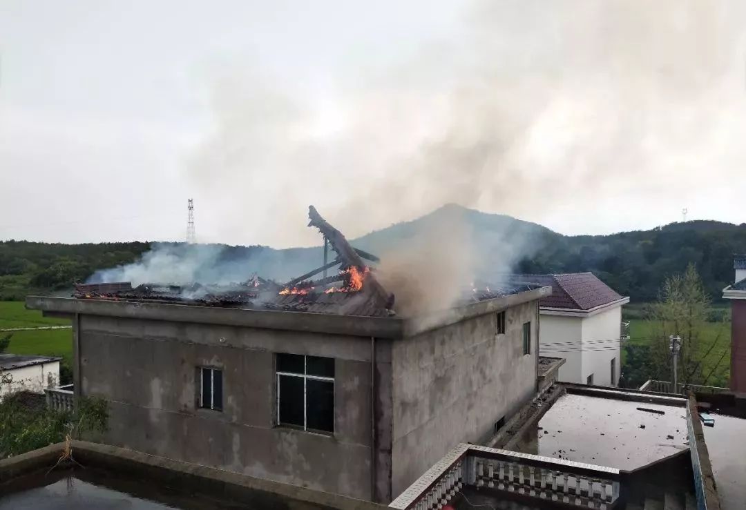 都昌左里一民房遭雷击发生大火,消防队赶来后屋顶都烧