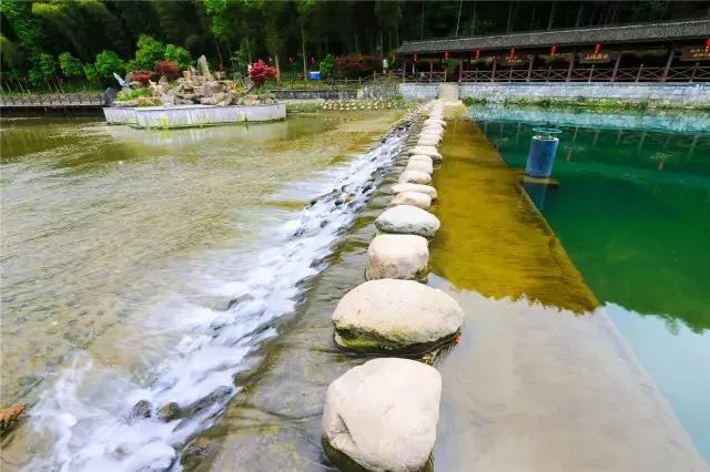 隔开,占地约10000平方米,天然泳池分深水和浅水两个区,戴村镇沈村地址