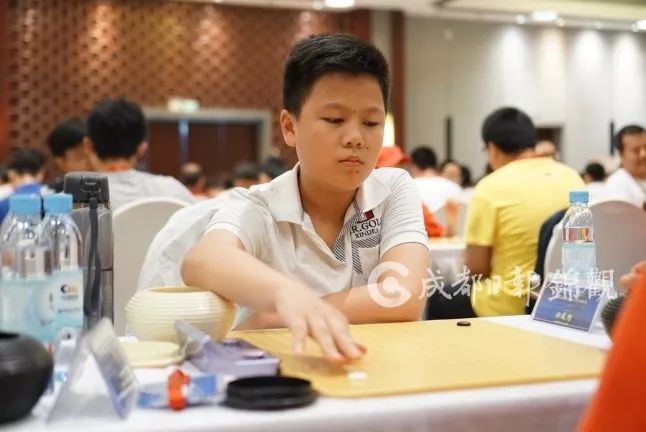 成都小棋手郑载想提前定段 棋城又添新初段