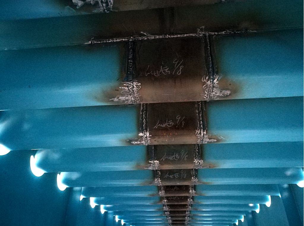 墩顶五节段钢梁有四个对接环口,共552个u肋,每个环口有铁路顶板,铁路