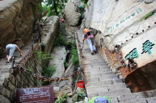 老君犁沟出了百尺峡,过仙人桥,就到了"老君犁沟,其尽头是"猢狲愁"