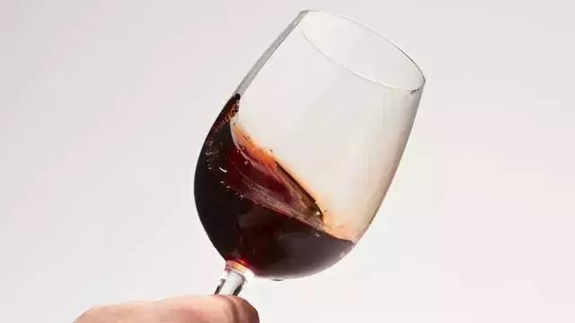 为什么喝红酒一定要用高脚杯?