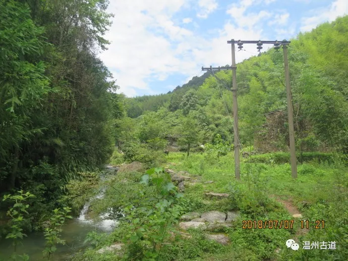 前面就是永嘉县云岭乡上港村九盘自然村,因道路难行,道路盘旋而上,故