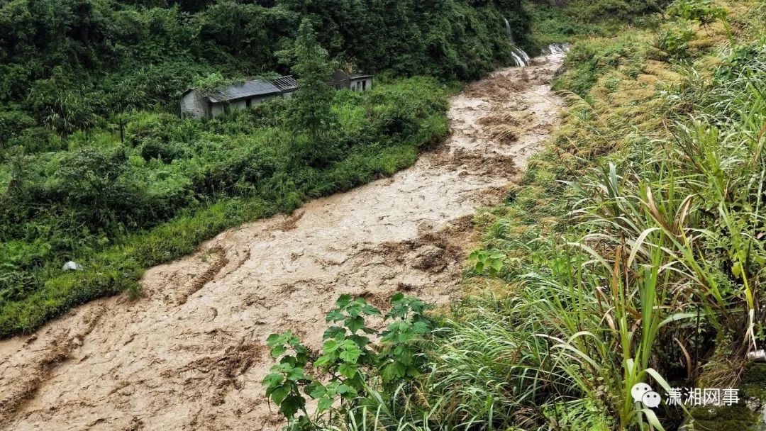 网友向"网事君"爆料称:有些县的山区道路已经被洪水吞没,部门河道路基