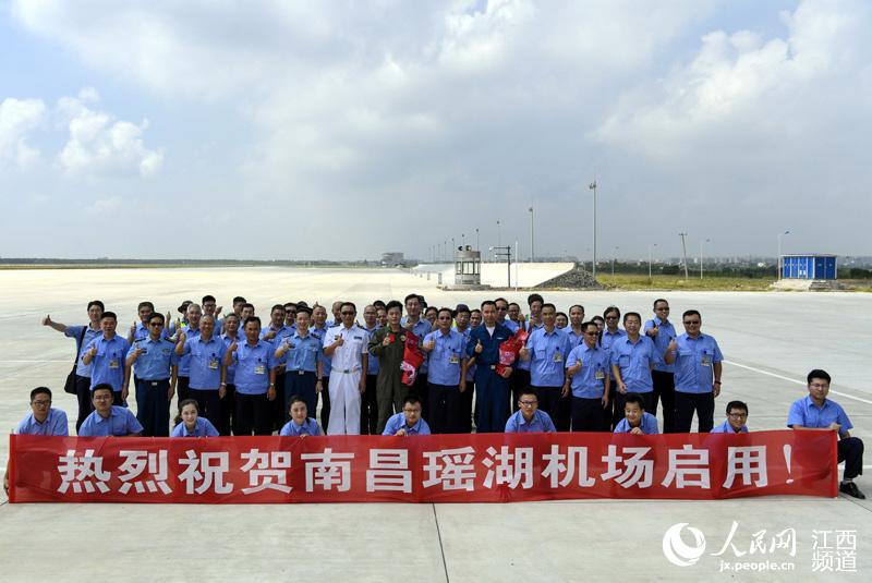 人民网南昌8月16日电 16日10时,一架l15"新高教"从南昌青云谱机场起飞