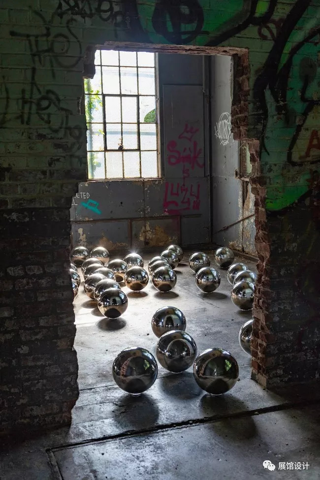 1500顆鏡面金屬球，草間彌生經典裝置藝術自戀庭園再現紐約- 雪花新闻
