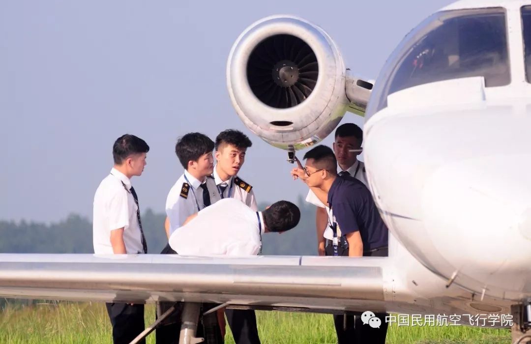 出场绵阳分院副总飞行师王小龙率学院安全检查组指导慰问洛阳分院开飞