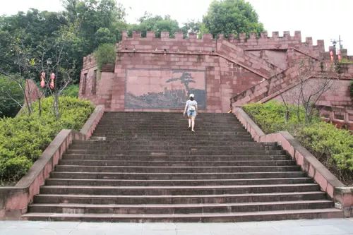 老霄顶位于乐山市郊高标山上,乐山市第二中学背后.