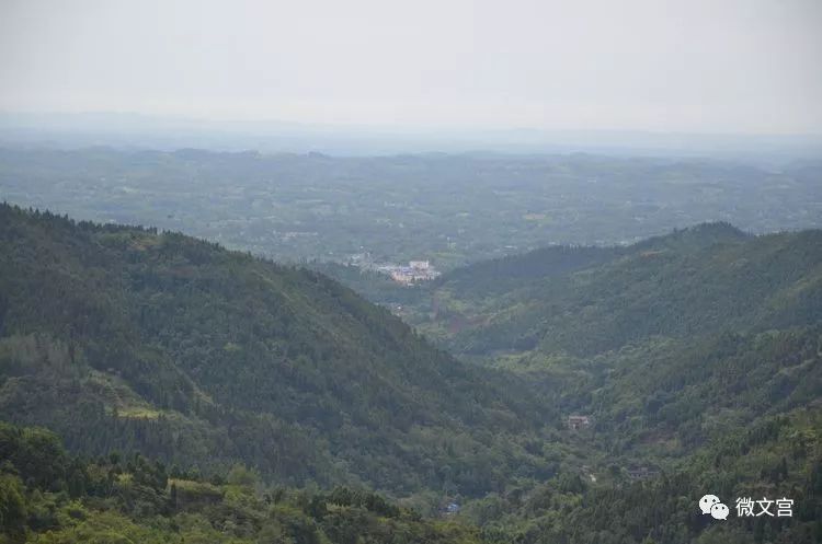 从二峨山脉远眺高家镇高家镇位于仁寿县城北部,被天府新区三面环绕,北