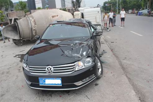 合川车祸,大罐车侧翻"压扁"小车